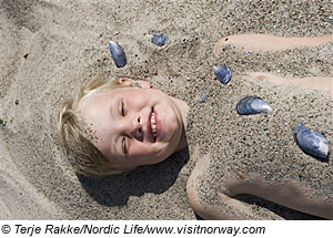 Kind am Strand von Norwegen